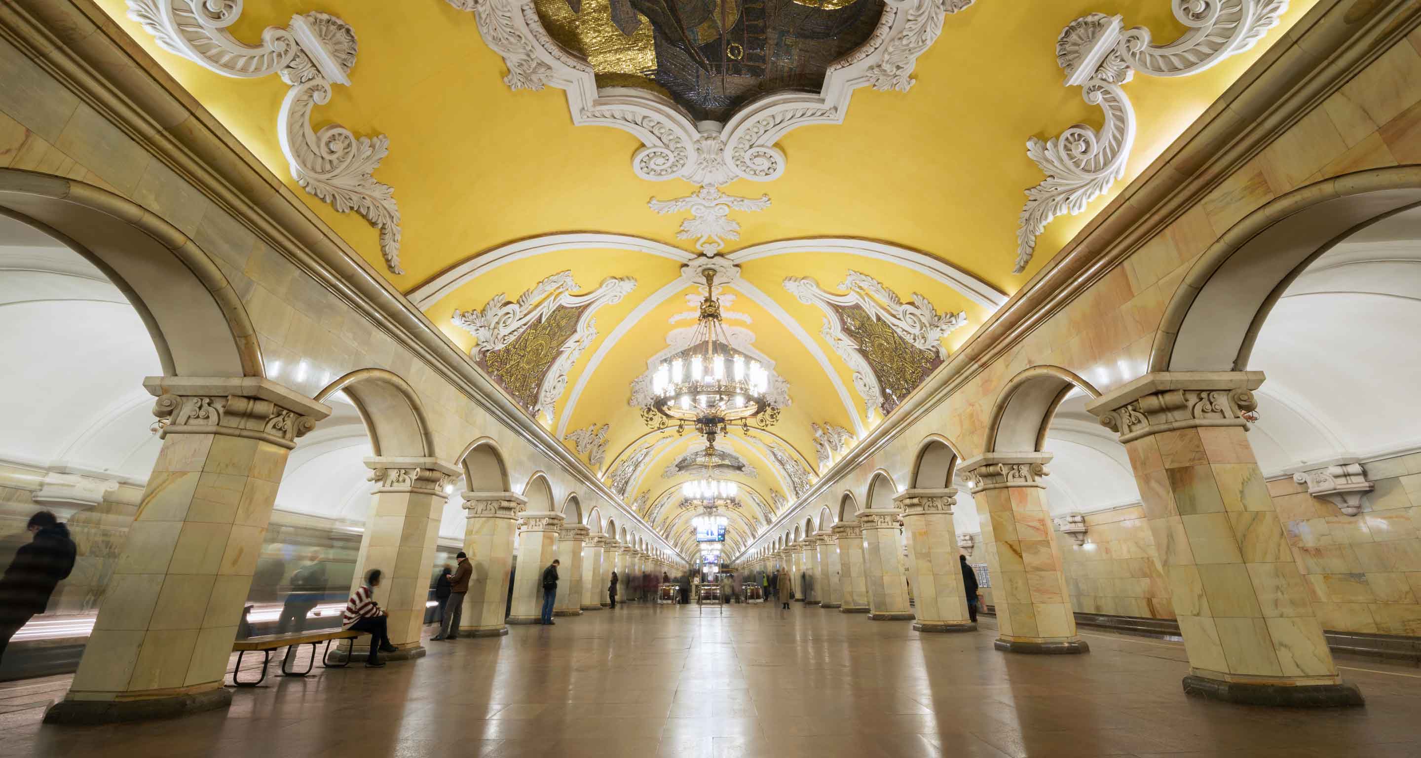 The main platform of Komsomolskaya Metro Station.